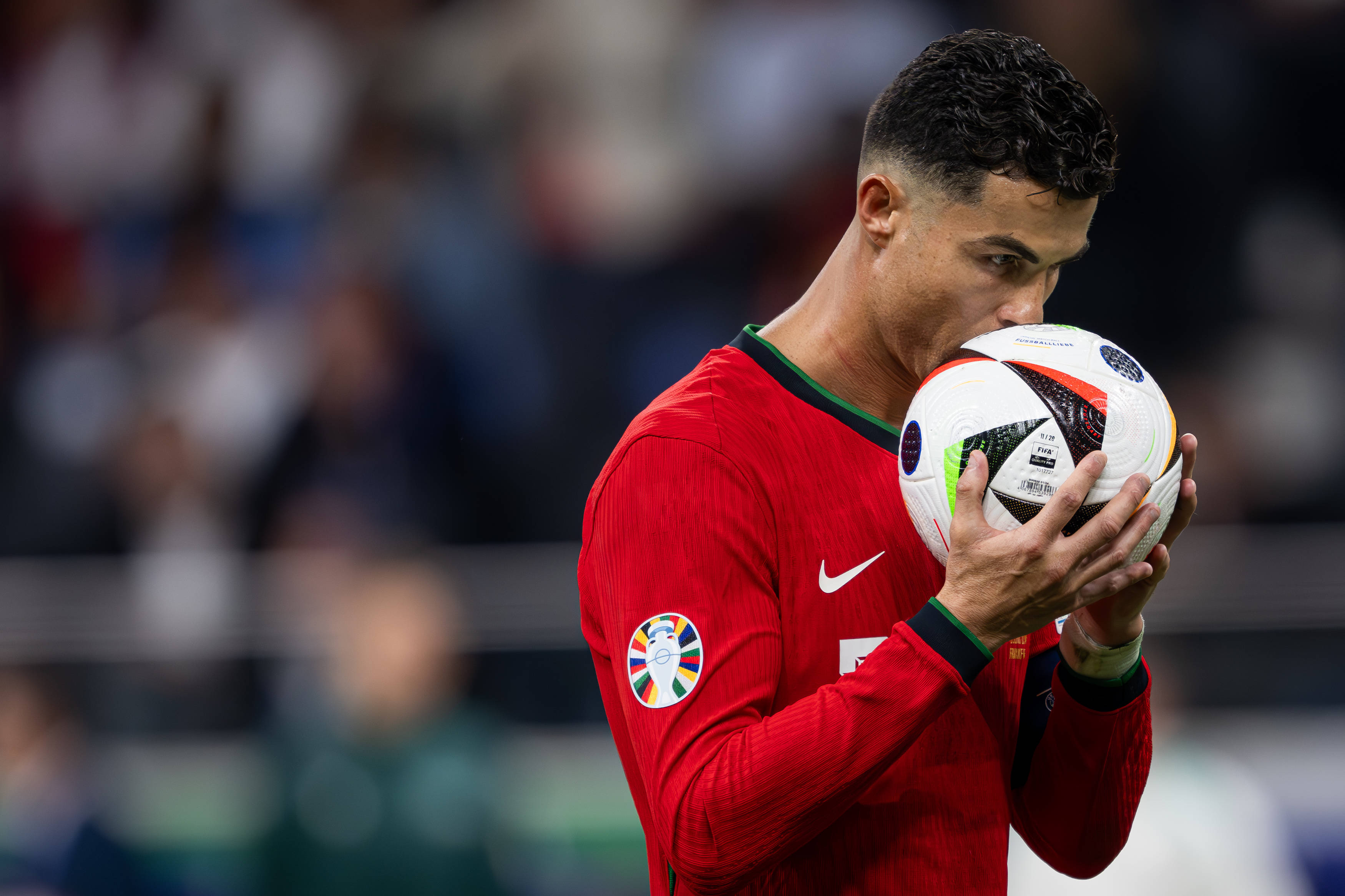 哈哈体育官网首页登录-北京一球迷比赛中冲入球场拥抱梅西