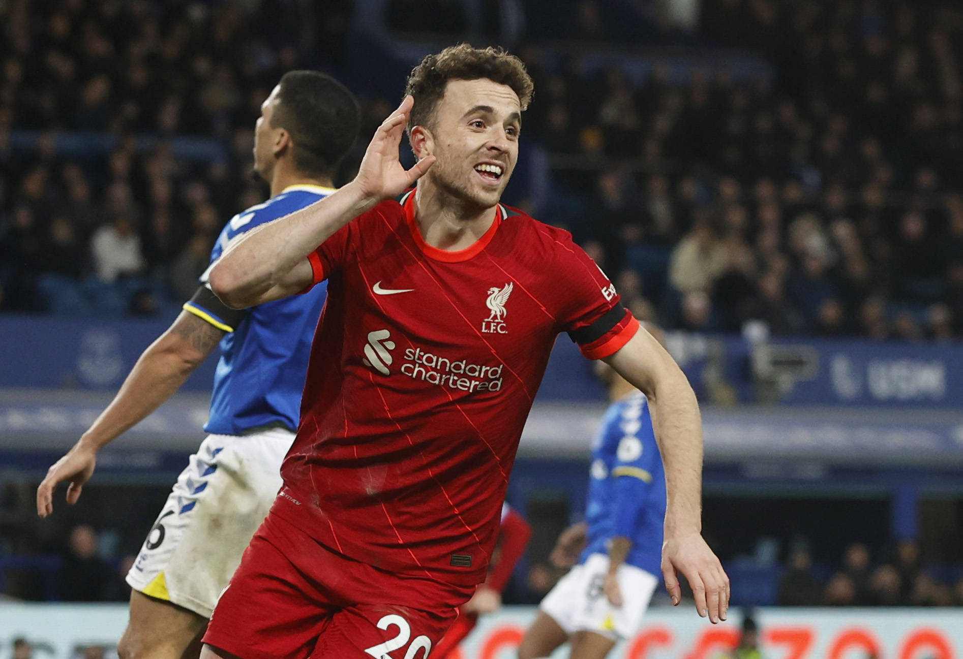 哈哈体育官网首页登录-北京一球迷比赛中冲入球场拥抱梅西